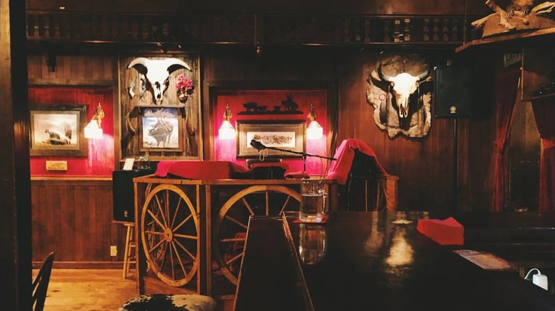 The interior of Tumalo Feed Co. Steakhouse in Tumalo, OR