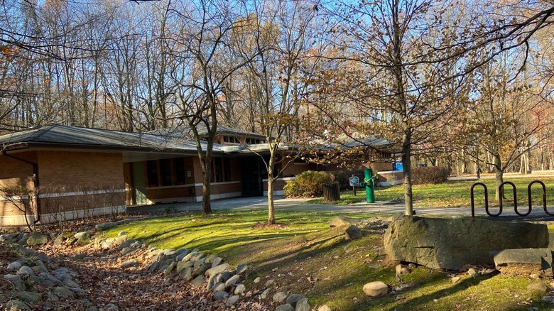 The Staten Island Greenbelt Nature Center surrounded by trees and grass.