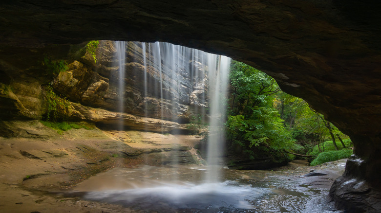 Waterfall in LaSalle Canyon in Starved Rock State Park, Illinois