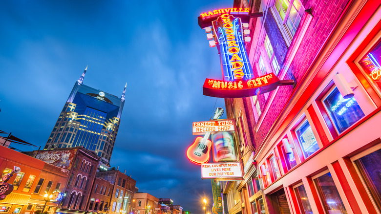 Honky tonks in Nashville t night
