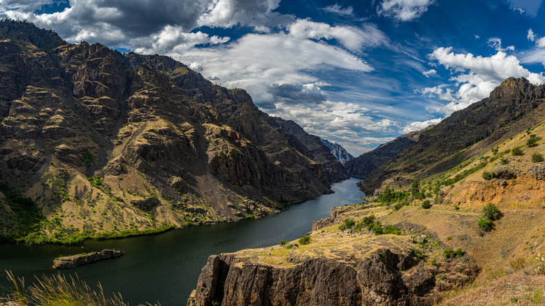 A view of the Snake River at the stateline of Idaho and Oregon in Hells Canyon