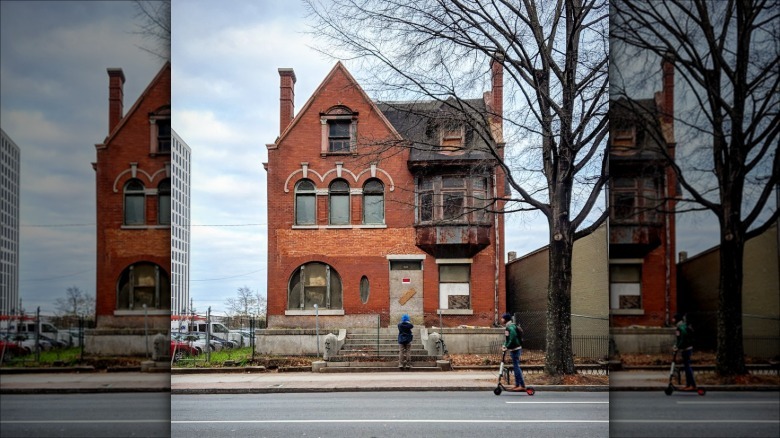 Exterior of neglected Rufus M Rose House in Atlanta