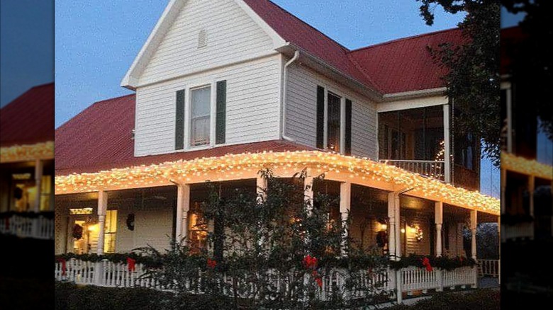 Exterior of Sunrise Farm Bed and Breakfast decorated for Christmas.