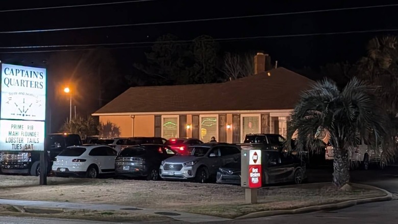 The outside of the Captain's Quarters restaurant in Santee, South Carolina