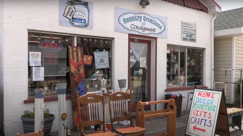 Storefront of Country Creations & Consignment in Aynor