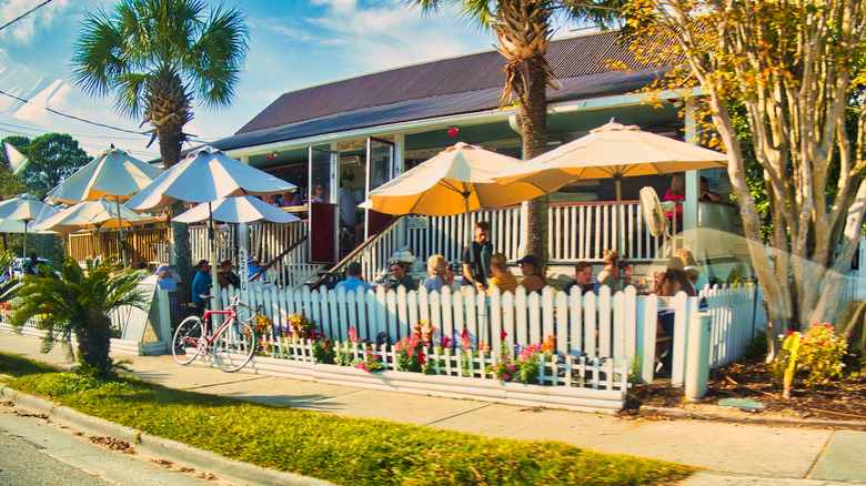 A restaurant with patio dining in Charleston, South Carolina