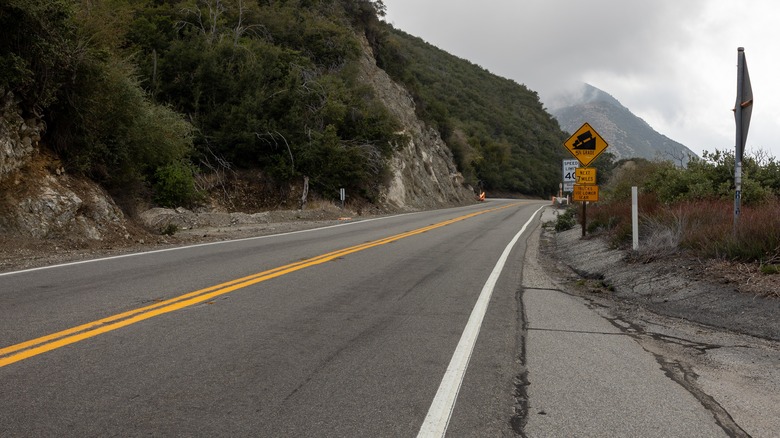 A view of the road and a grade sign along the Angeles Crest Highway