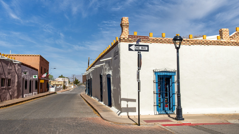 A street in Mesilla, New Mexico with adobe buildings