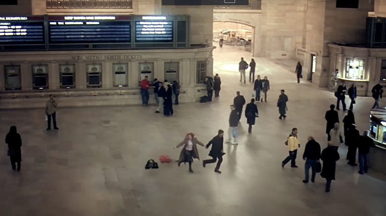 Joel and Clementine running through train station