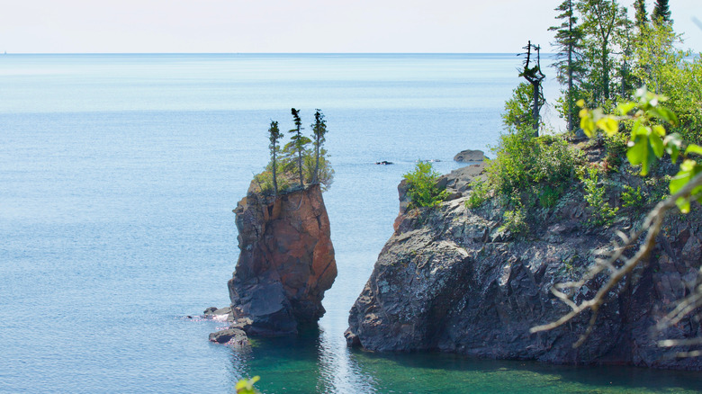 The cliff formations in the lake at the Tettegouche State Park