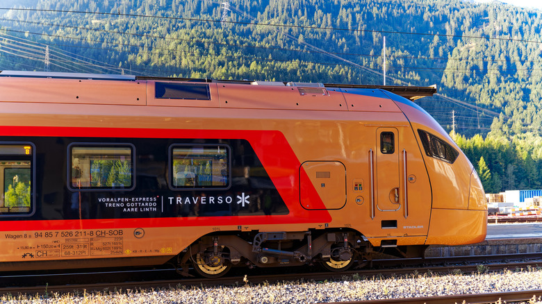 Treno Gottardo train on tracks in front of mountains
