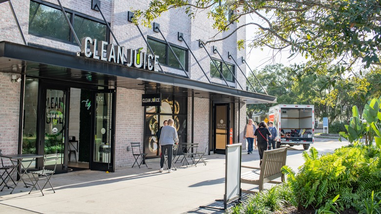Outdoor view of a juice bar, with people walking on the street, Hyde Park, Tampa