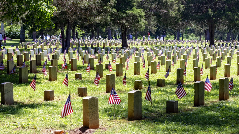 Grave markers and American flags at the Stones River National Battlefield