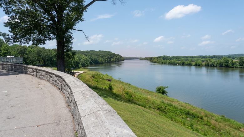 Road along edge of Cumberland River at Fort Donelson National Battlefield