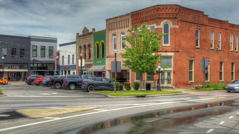 Block of buildings and cars, Lebanon Tennessee