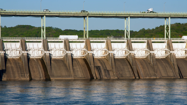 Cars driving over the Carmichael Greer Bridge and Fort Loudoun Dam on a sunny day