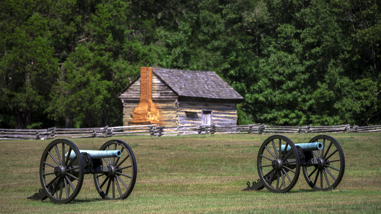 Log cabin and canons, Shiloh National Park