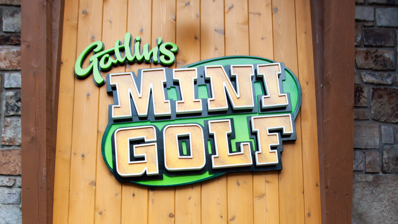 Gatlin's Mini Golf sign invites visitors