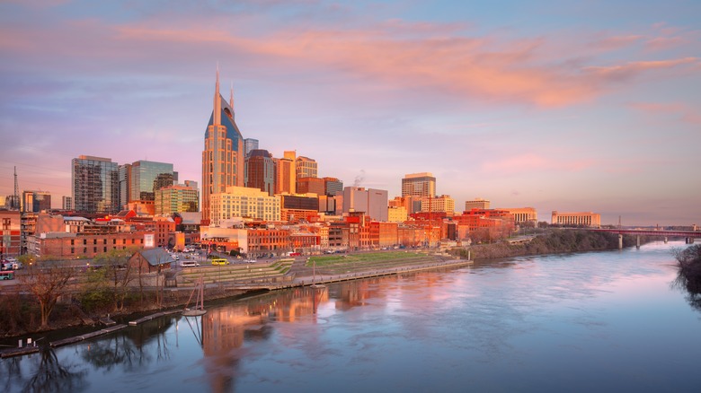 Cityscape of Nashville, Tennessee at sunset