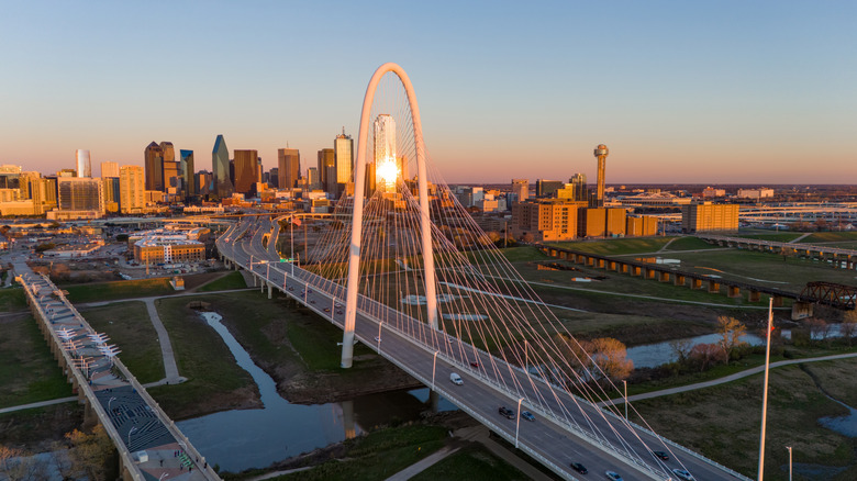 Bridge and city skyline of Dallas, Texas