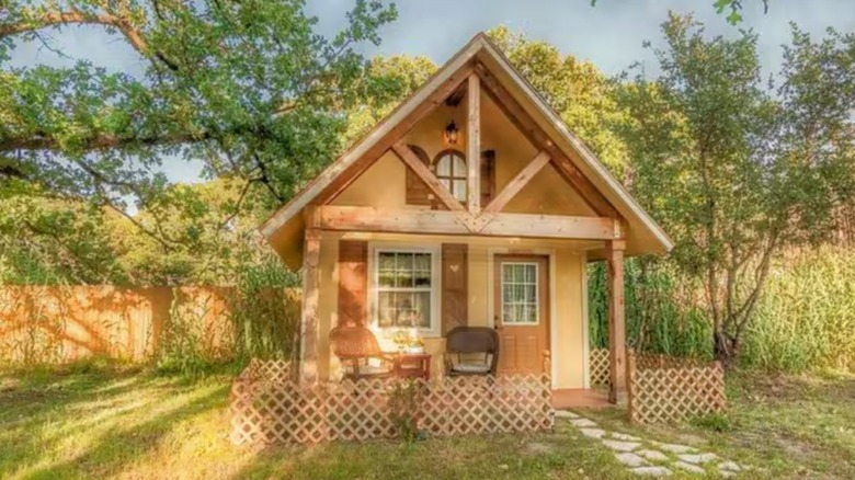 The exterior of the Rapunzel cottage at Rarumpelpunzeldornaschenwittchen in Fredericksburg, Texas