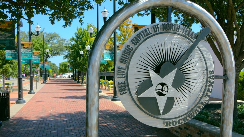 Free live music sign at San Quinto Plaza in Rockwall, TX