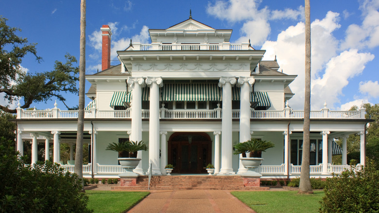 The Beaux-Arts Colonial style of the McFaddin–Ward House in Beaumont.