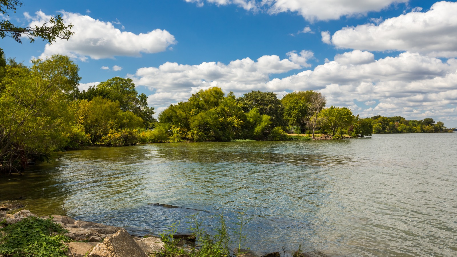 Texas' Peaceful, Tree-Lined Lake Is An Idyllic Escape For Kayaking, Camping, And Fishing