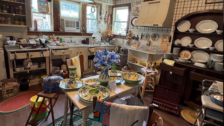 Kinfolks Antiques﻿ shop in Needville, Texas