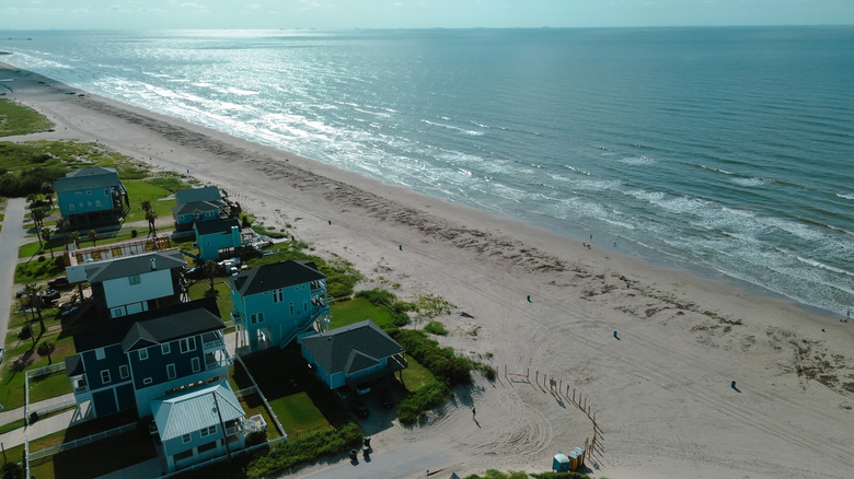 Sunny Beach's entrance to a sandy shoreline