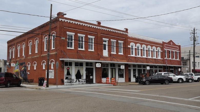 An older building with several storefronts in downtown ﻿﻿Rosenberg, Texas