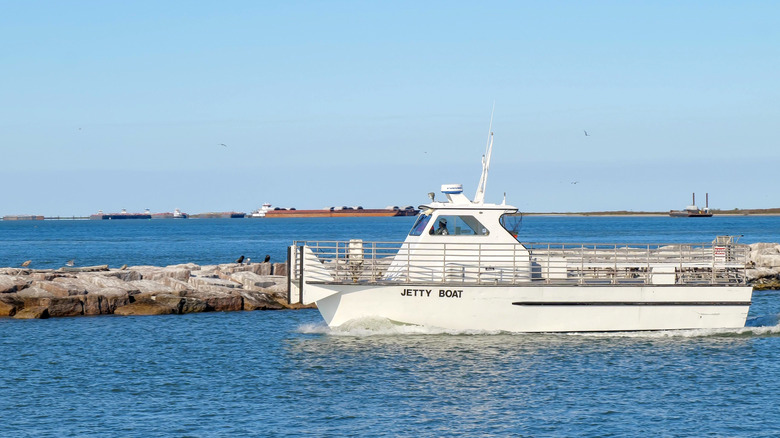 Jetty Boat that takes visitors to and from San José Island