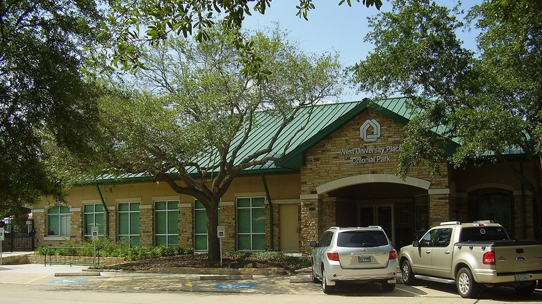 Entrance to Colonial Park in West University Place, Houston