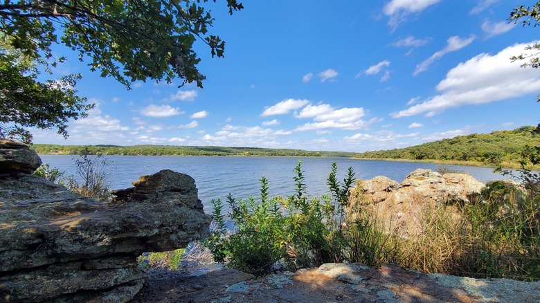 Photo of the lake and rocks at Mineral Wells State Park