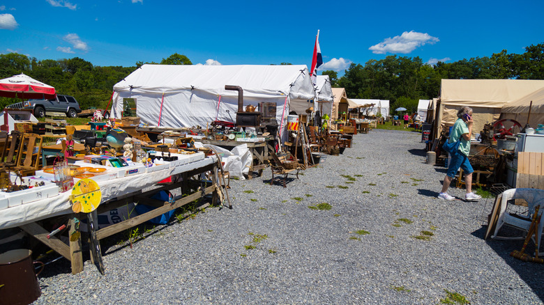 Adamstown outdoor thrift market in Pennsylvania