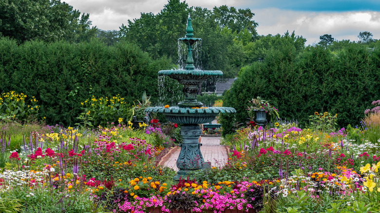 A fountain and flowers in the Clemens Gardens