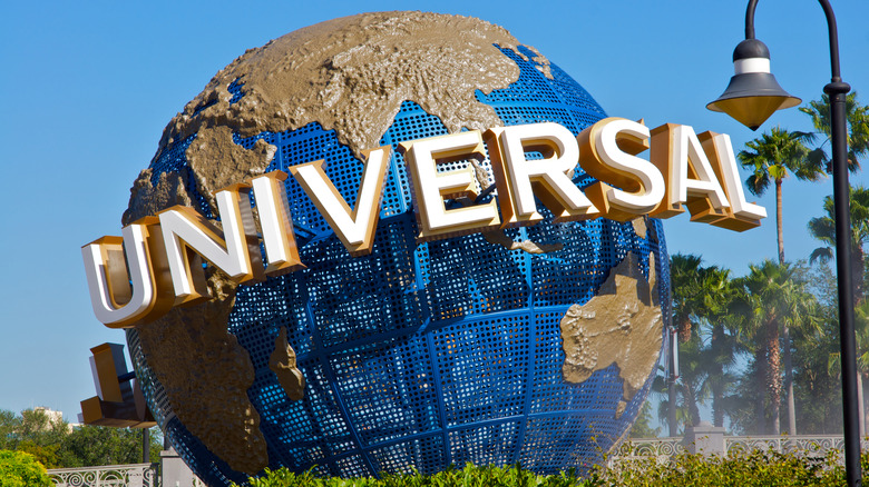 The iconic Universal stuios logo statue in Orlando