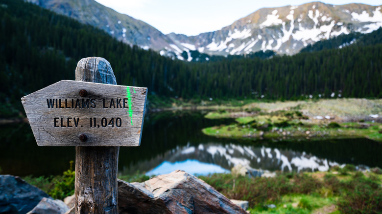 A hiking marker sign for Williams Lake at 11,040 feet above sea level in New Mexico