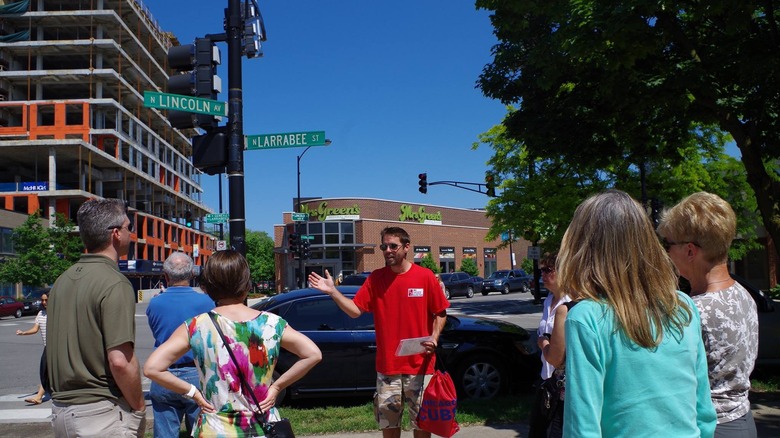 Free Chicago Walking Tours with a group in Chicago street