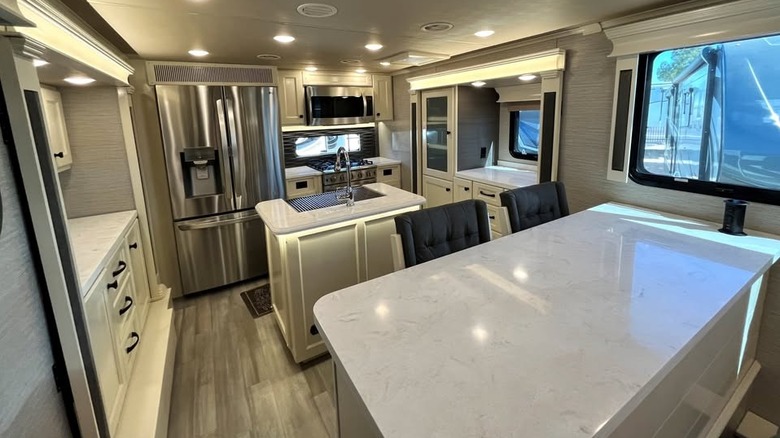 Luxury Rear Kitchen Fifth Wheel 2022 Vanleigh Beacon 42RKB