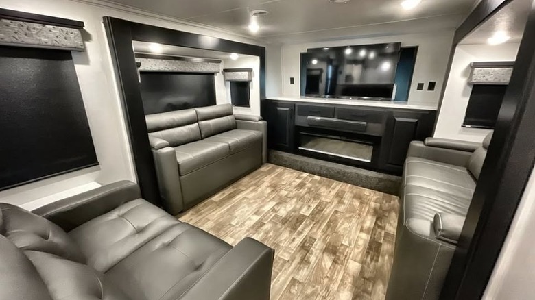 Fifth Wheel Front Living