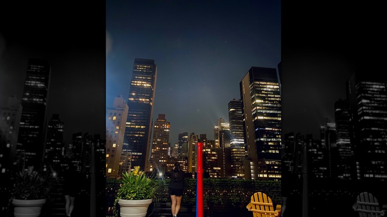 A night time view of New York City from Pod Hotels rooftop patio