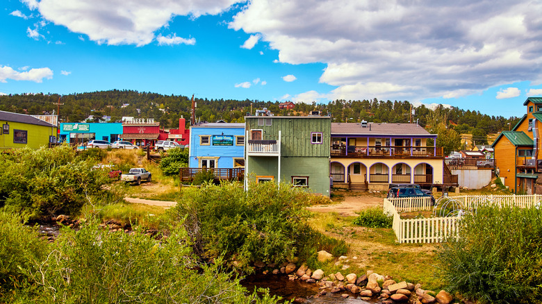 A colorful town sits in the mountains of Colorado