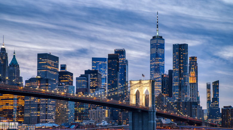 A view of the Brooklyn Bridge at dusk