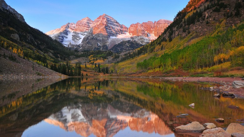 sunrise over the Maroon Bells peaks and Maroon Lake in Colorado