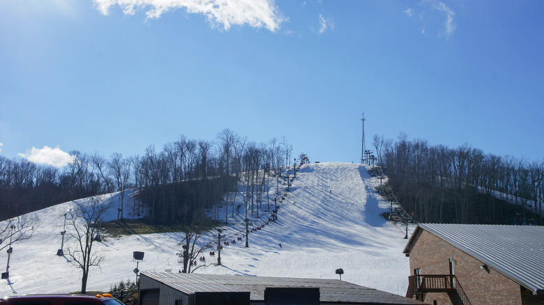 Ski lift going up a snowy hill at Perfect North Slopes in Indiana
