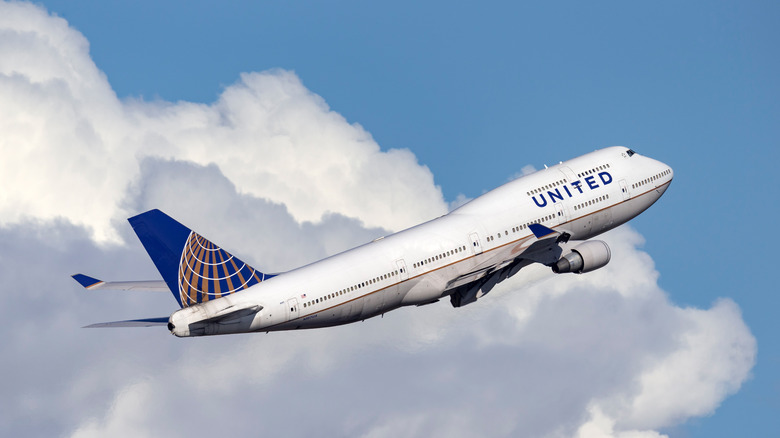United Airlines Airplane flying