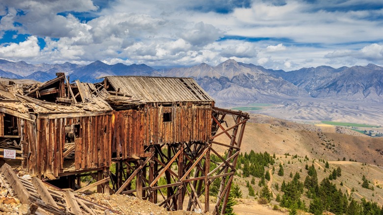Photo of abandoned mines near Mackay, Idaho