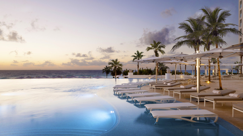 The pool at Le Blanc Spa Resort Cancún