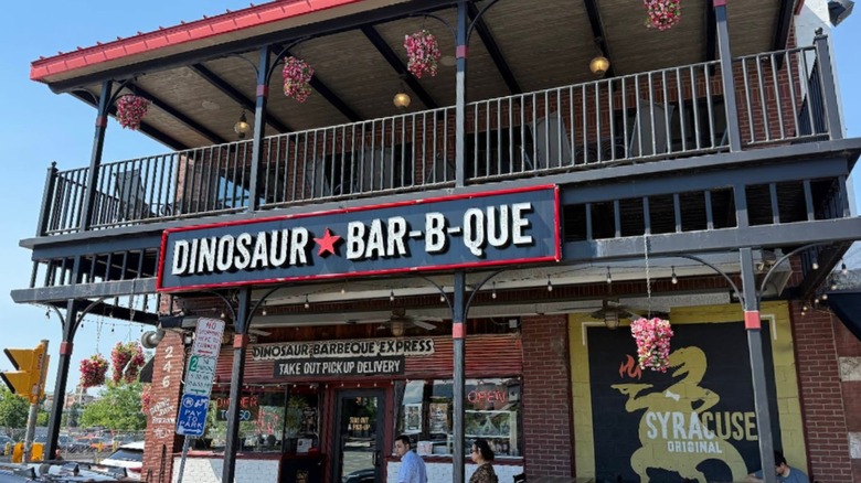 Exterior of Dinosaur Bar-B-Que